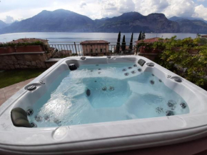 Гостиница Appartamento DELUXE 2 con vasca idromassaggio vista Lago di Garda, riscaldata, privata e utilizzabile tutto l'anno  Бренцоне